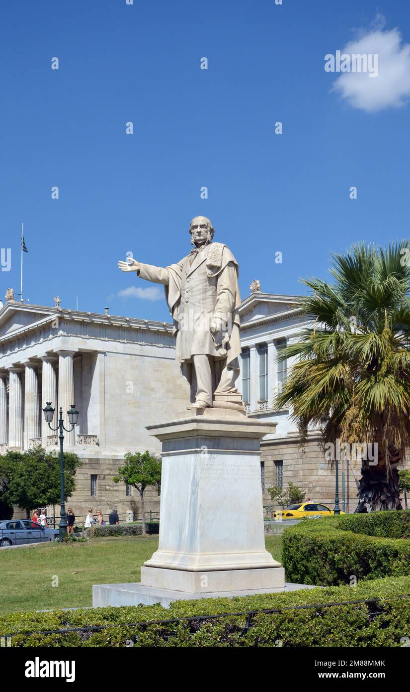 Atene, Grecia. Statua di marmo dello statista britannico William Ewart Gladstone davanti all'Università di Atene, con la Biblioteca Nazionale sullo sfondo. Foto Stock