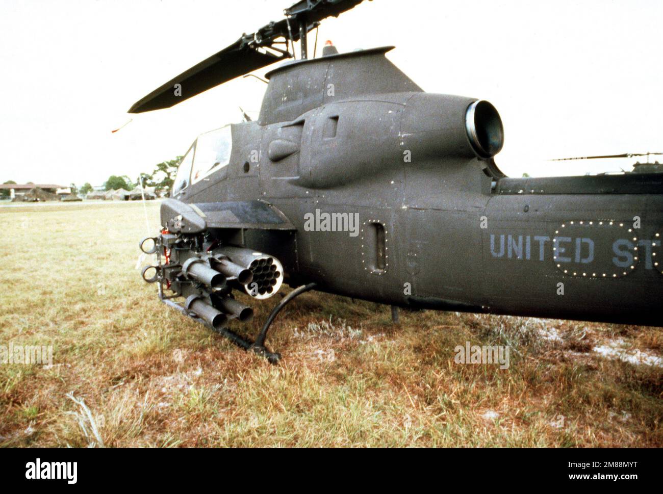Una vista degli attacchi pod per missili lanciati in un tubo, con tracciamento ottico, guidati da fili (TOW) su un elicottero AH-1 Cobra durante l'operazione Sand Eagle '88. Soggetto operativo/Serie: SAND EAGLE '88 base: Mcdill Air Force base Stato: Florida (FL) Paese: Stati Uniti d'America (USA) Foto Stock