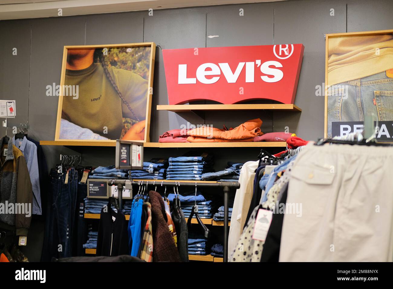 Levi's mostra all'interno di un negozio con scaffali e scaffali con jeans,  pantaloni, camicie da uomo; moda casual di marca americana; logo Levi's  Foto stock - Alamy