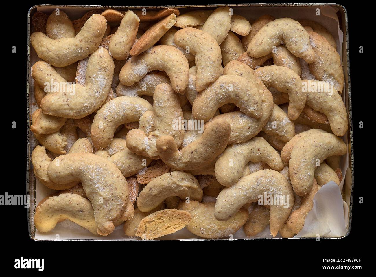 Cressents di vaniglia appena sfornato in una latta, Baviera, Germania Foto Stock