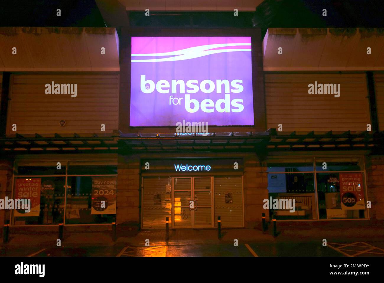 Bensons letti negozio segno sopra l'ingresso frontale di notte con nessun persone Great Western Retail Park1 Allerdyce Rd, Glasgow G15 6RX Foto Stock