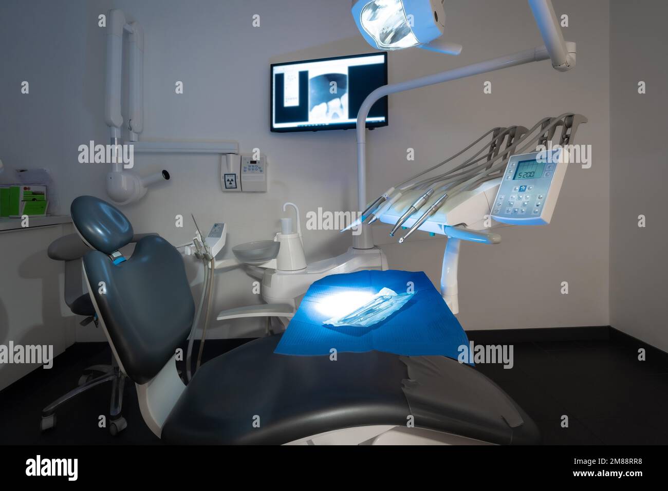 Pratica odontoiatrica moderna. Sedia dentale, luce medica, clinica dentale senza persone Foto Stock