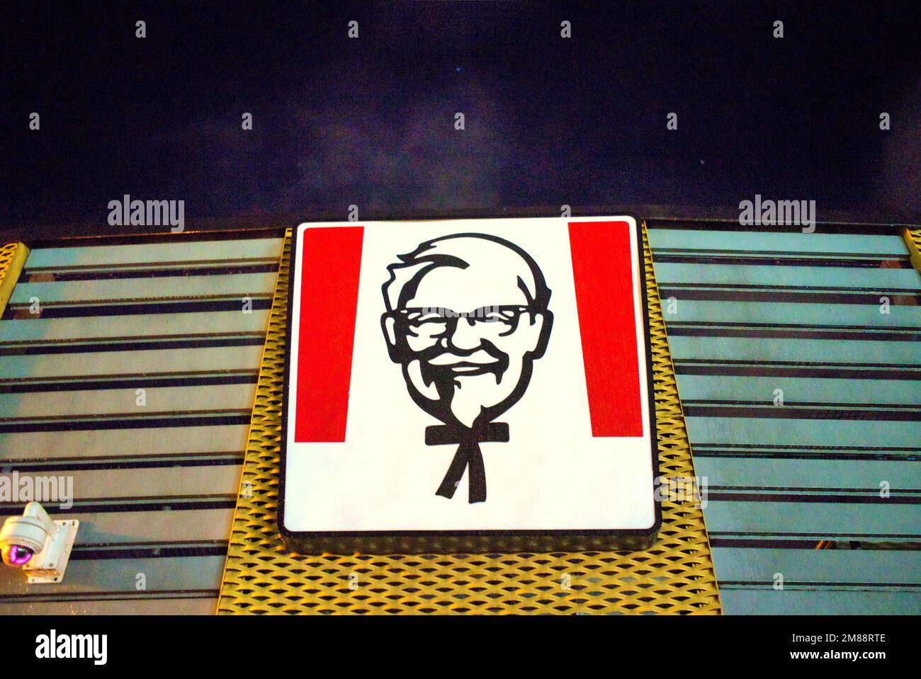 Ingresso principale KFC Kentucky Fried Chicken il colonnello logo Saunders Foto Stock