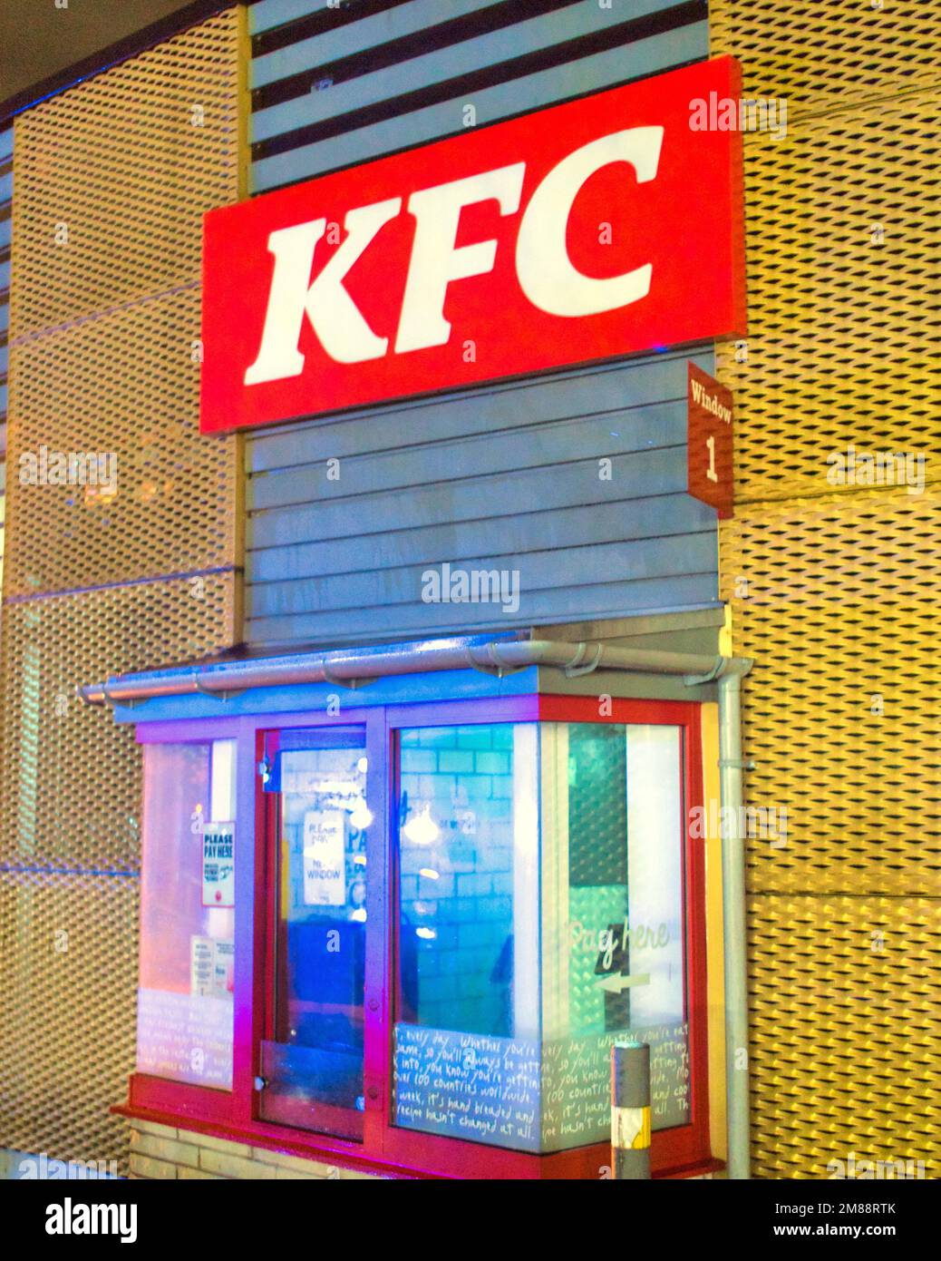 KFC Kentucky Fried Chicken Serving window drive nel testo del logo Foto Stock