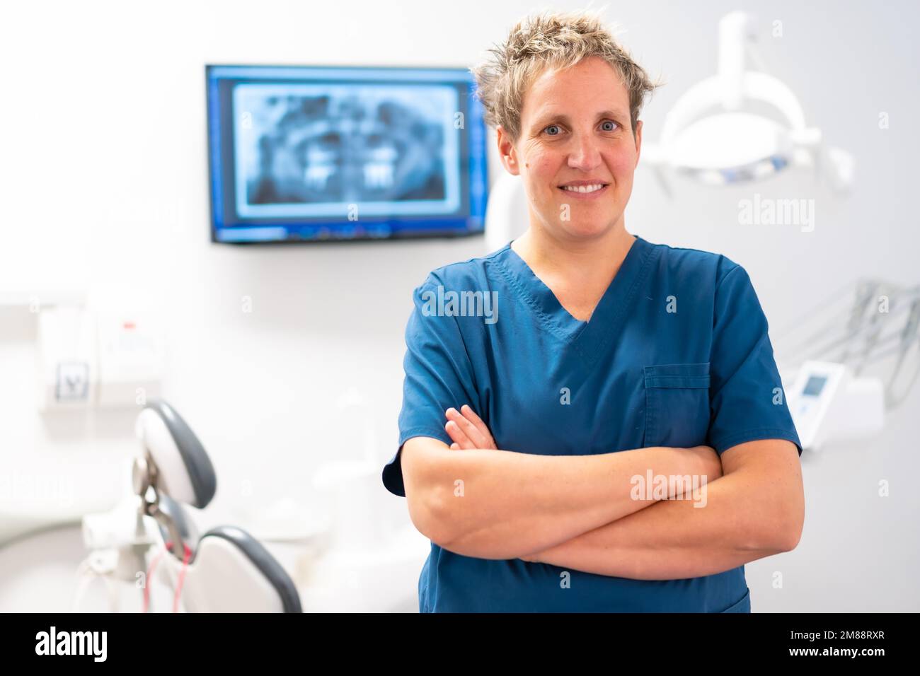 Clinica odontoiatrica, ritratto di dentista caucasica in sala operatoria Foto Stock