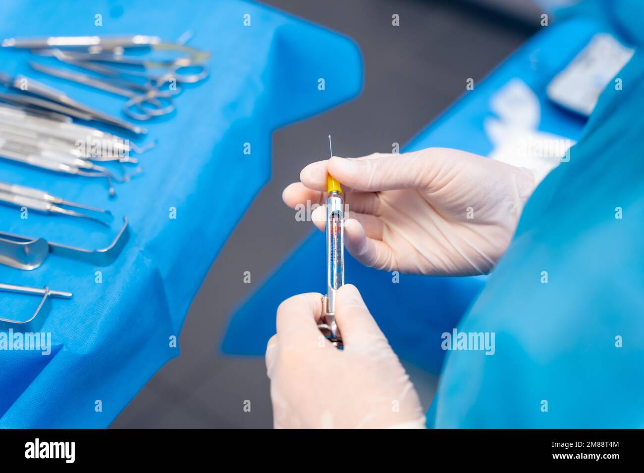 Clinica odontoiatrica, medico dentista femminile che prepara l'iniezione anestesiologica prima dell'intervento Foto Stock