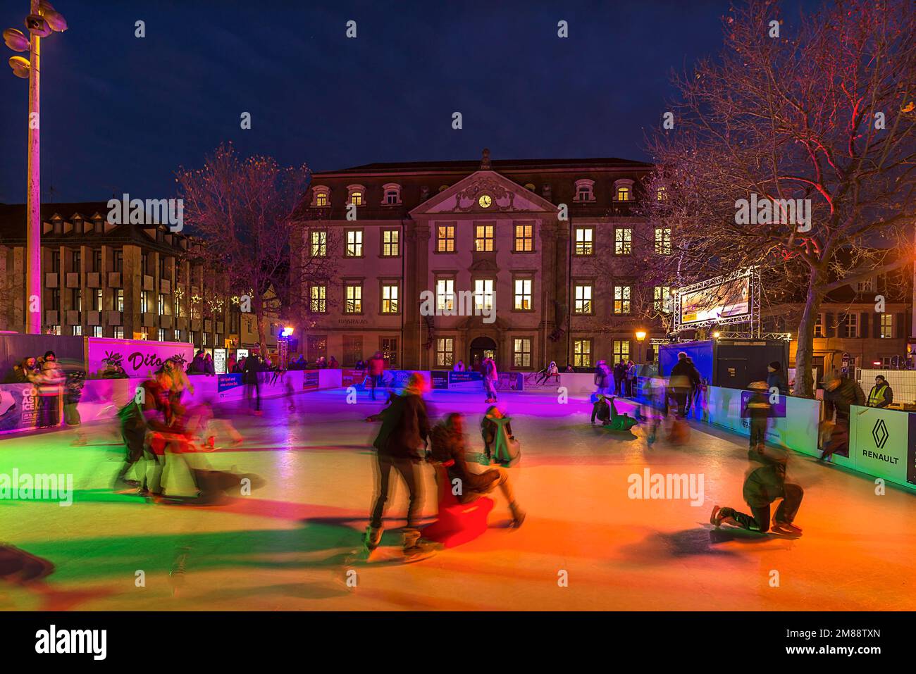 Pista di pattinaggio su ghiaccio con illuminazione serale colorata, Erlangen, Franconia centrale, Baviera, Germania Foto Stock