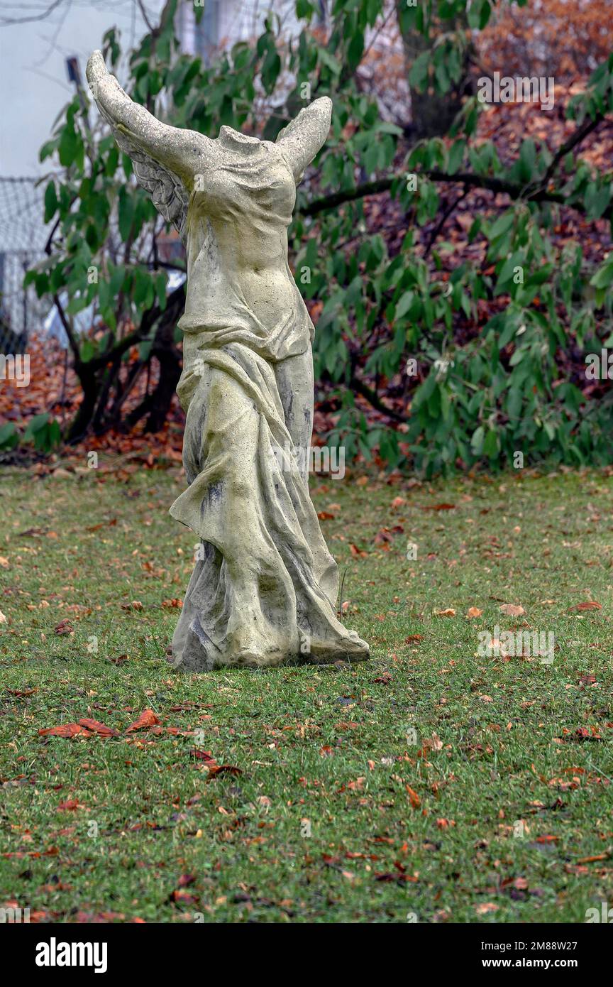 Statua di angelo senza testa nel giardino, Kempten, Allgaeu, Baviera, Germania Foto Stock