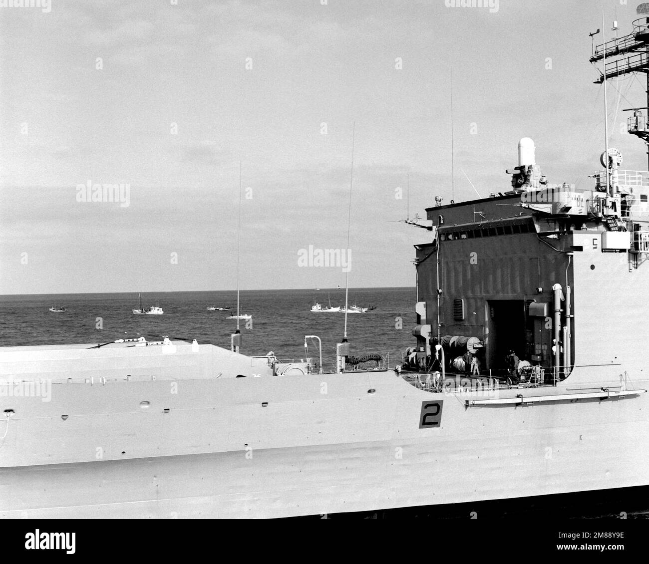 Vista parziale del porto della nave cisterna USS NEWPORT (LST-1179), da poco a poppa della rampa di prua fino alla parte anteriore della sovrastruttura. Paese: Chesapeake Bay Foto Stock