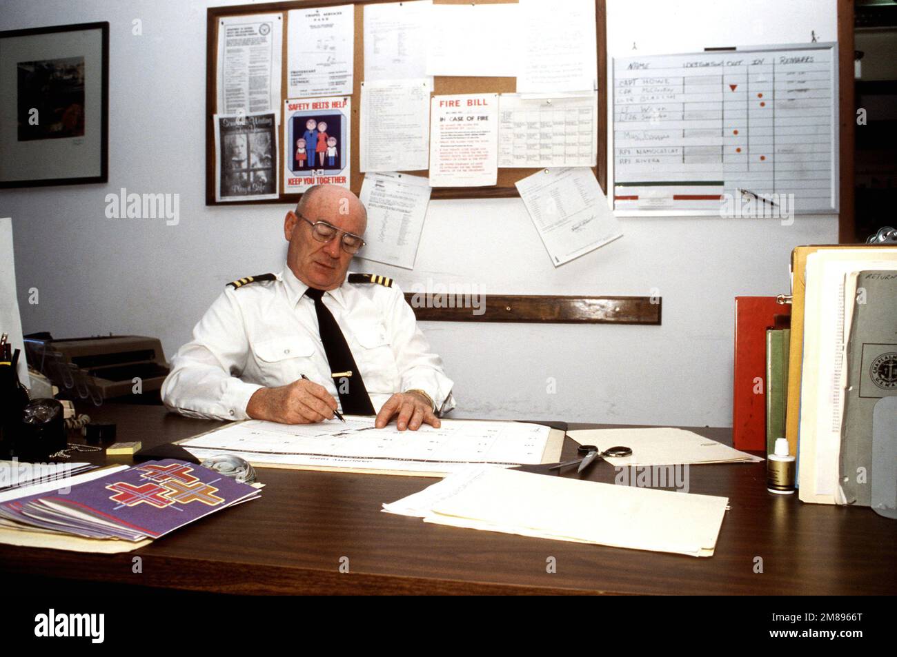 Il comandante McClosky, uno dei cappellani che serve alla stazione aerea, controlla il suo programma. Base: Aeroporto Navale, Sigonella Stato: Sicilia Paese: Italia (ITA) Foto Stock