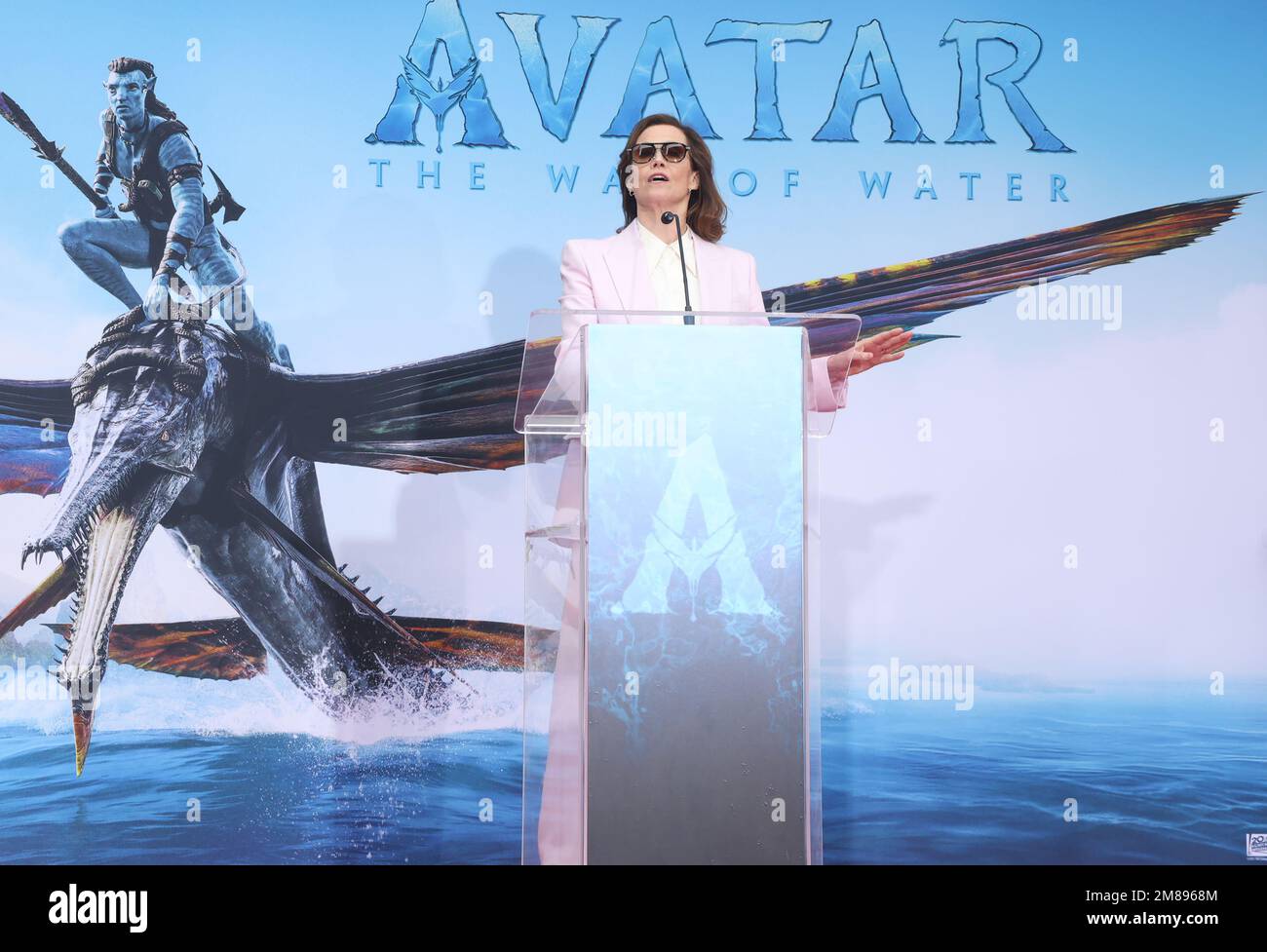 Hollywood, California. 12th Jan, 2023. Sigourney Weaver al James Cameron e Jon Landau Hand and Footprint Ceremony che celebra Avatar: The Way of Water al TCL Chinese Theater di Hollywood, California, il 12 gennaio 2023. Credit: Faye Sadou/Media Punch/Alamy Live News Foto Stock