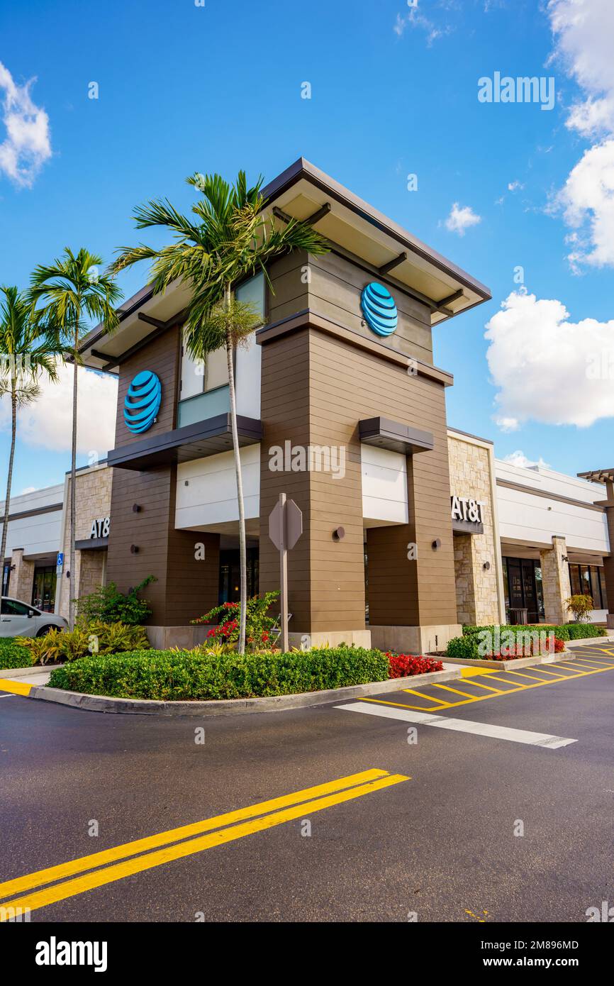 DAVIE, FL, USA - 12 gennaio 2023: Foto di negozi e ristoranti al centro commerciale all'aperto Tower Shops DAVIE Florida Foto Stock