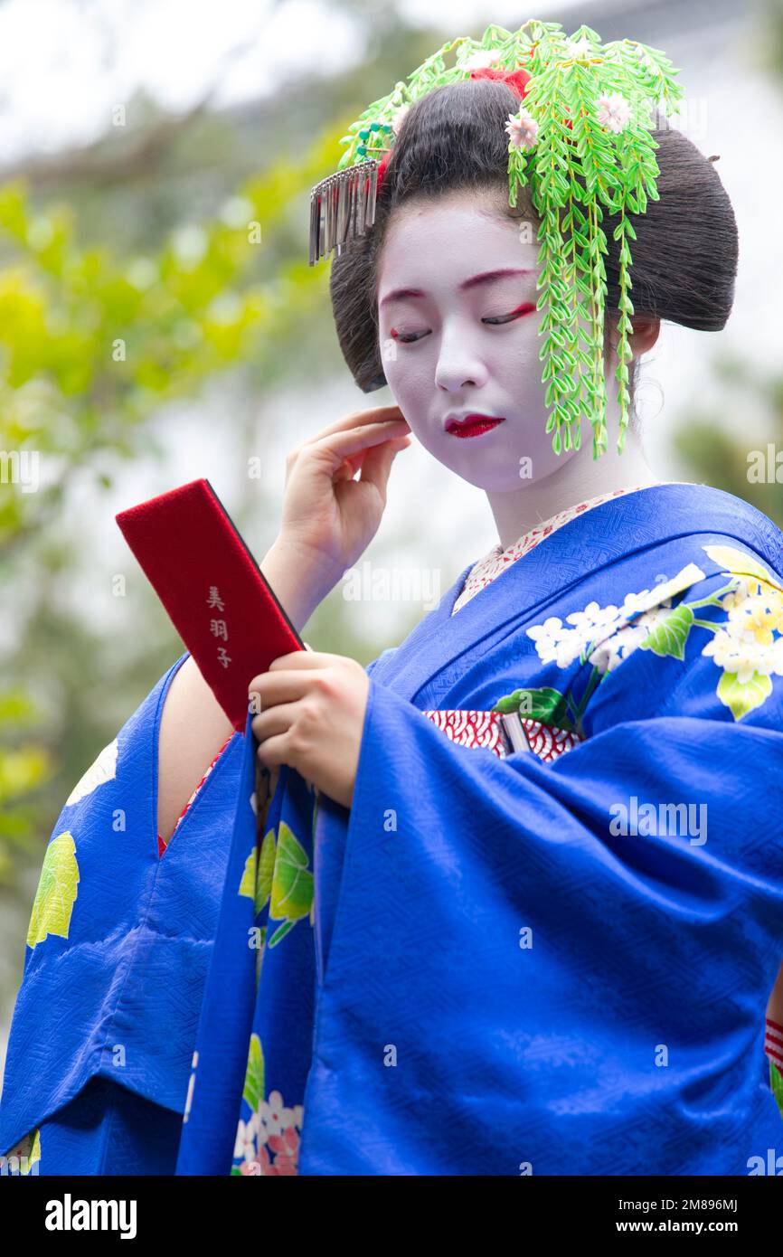 Una maiko e geisha sparare al tempio Manpakuji, Kyoto Foto Stock