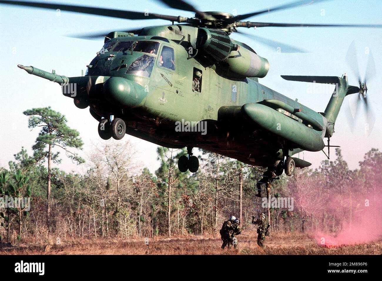 Una vista frontale sinistra di un elicottero 20th Special Operations Squadron MH-53h PAVELOW che estrae 1723rd membri Combat Control con corde a scala. Base: Hurlburt Field Stato: Florida (FL) Nazione: Stati Uniti d'America (USA) Foto Stock