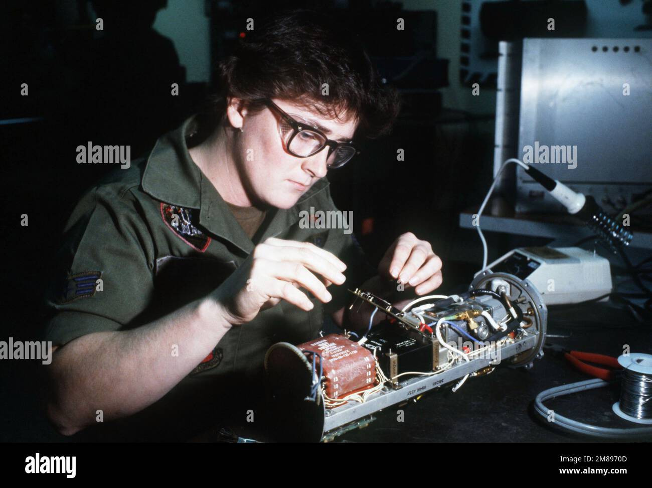 SGT Amy J. Hearn del 37th Component Repair Squadron ripara un trasmettitore APX-76 nel negozio di comunicazioni dello squadrone. Base: George Air Force base Stato: California (CA) Paese: Stati Uniti d'America (USA) Foto Stock