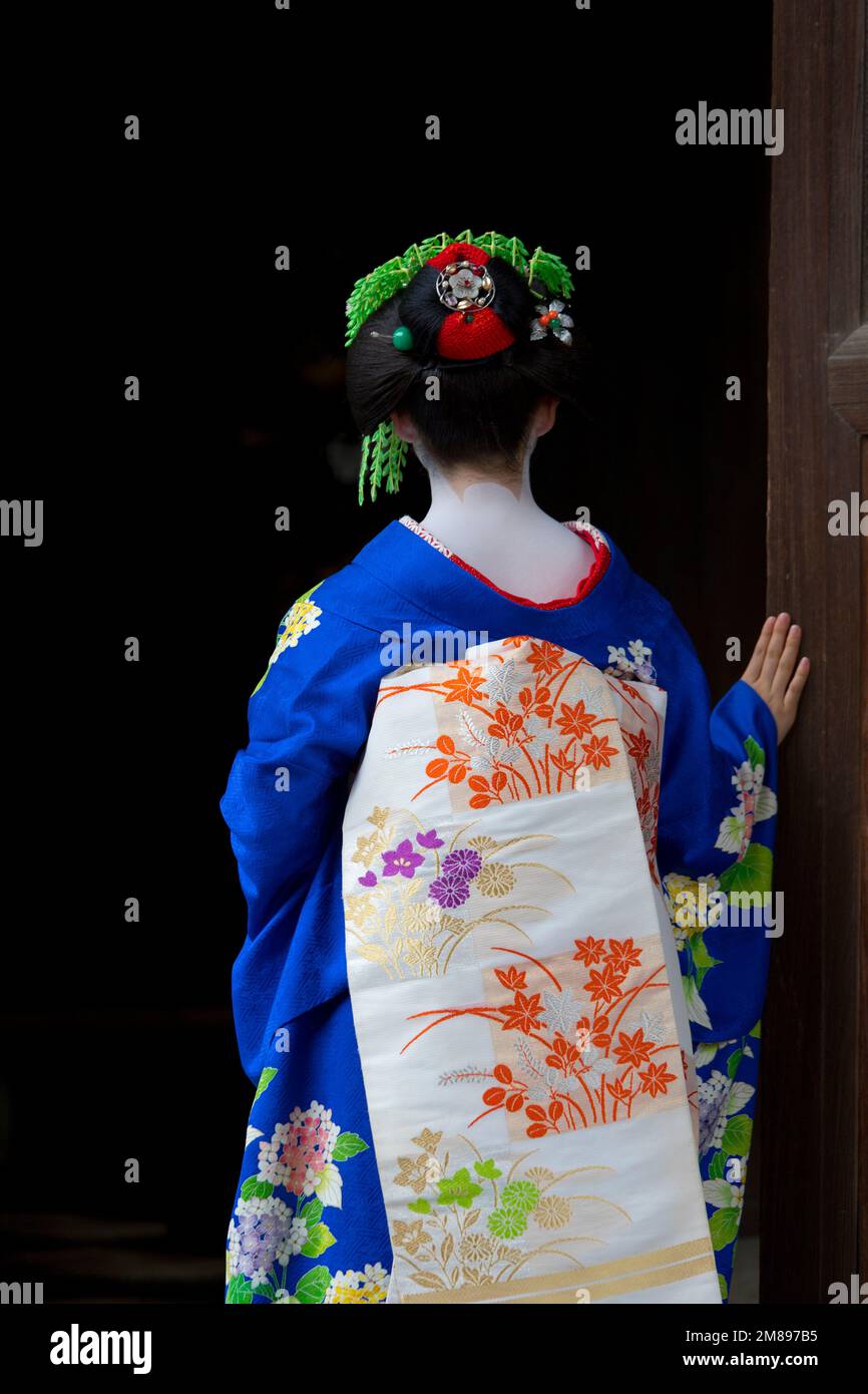 Una maiko e geisha sparare al tempio Manpakuji, Kyoto Foto Stock