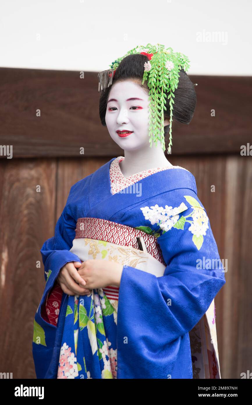 Una maiko e geisha sparare al tempio Manpakuji, Kyoto Foto Stock