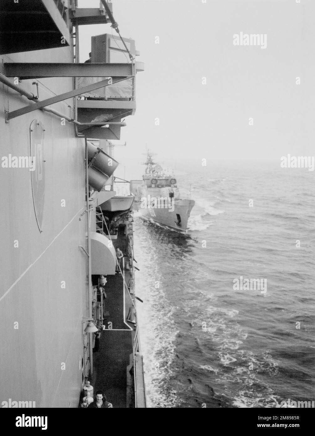 Una fregata leggera di classe Mirka II sovietica (FFL-824) si allontana dal cacciatorpediniere USS CARON (DD 970) subito dopo aver impattato la nave americana. Il CARON esercitava il diritto di libero passaggio attraverso le acque territoriali rivendicate dall'Unione Sovietica per 12 miglia quando fu colpito dalla fregata. Paese: Mar Nero Foto Stock