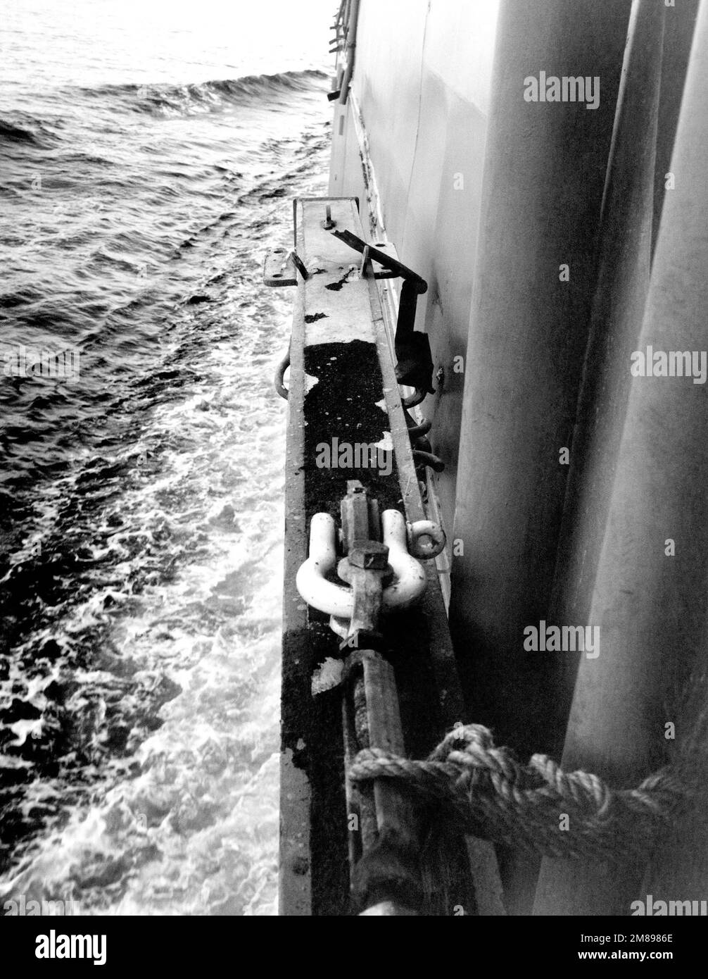 Vista ravvicinata dei danni al quartiere portuale dell'incrociatore missilistico guidato USS YORKTOWN (CG 48) derivanti dalla collisione della nave con la fregata missilistica guidata classe Krivak i sovietica BEZZAVETNY (FFG 811). Lo YORKTOWN esercitava il diritto di libero passaggio attraverso le acque territoriali rivendicate dall'Unione Sovietica per 12 miglia quando si verificò l'incidente. Paese: Mar Nero Foto Stock