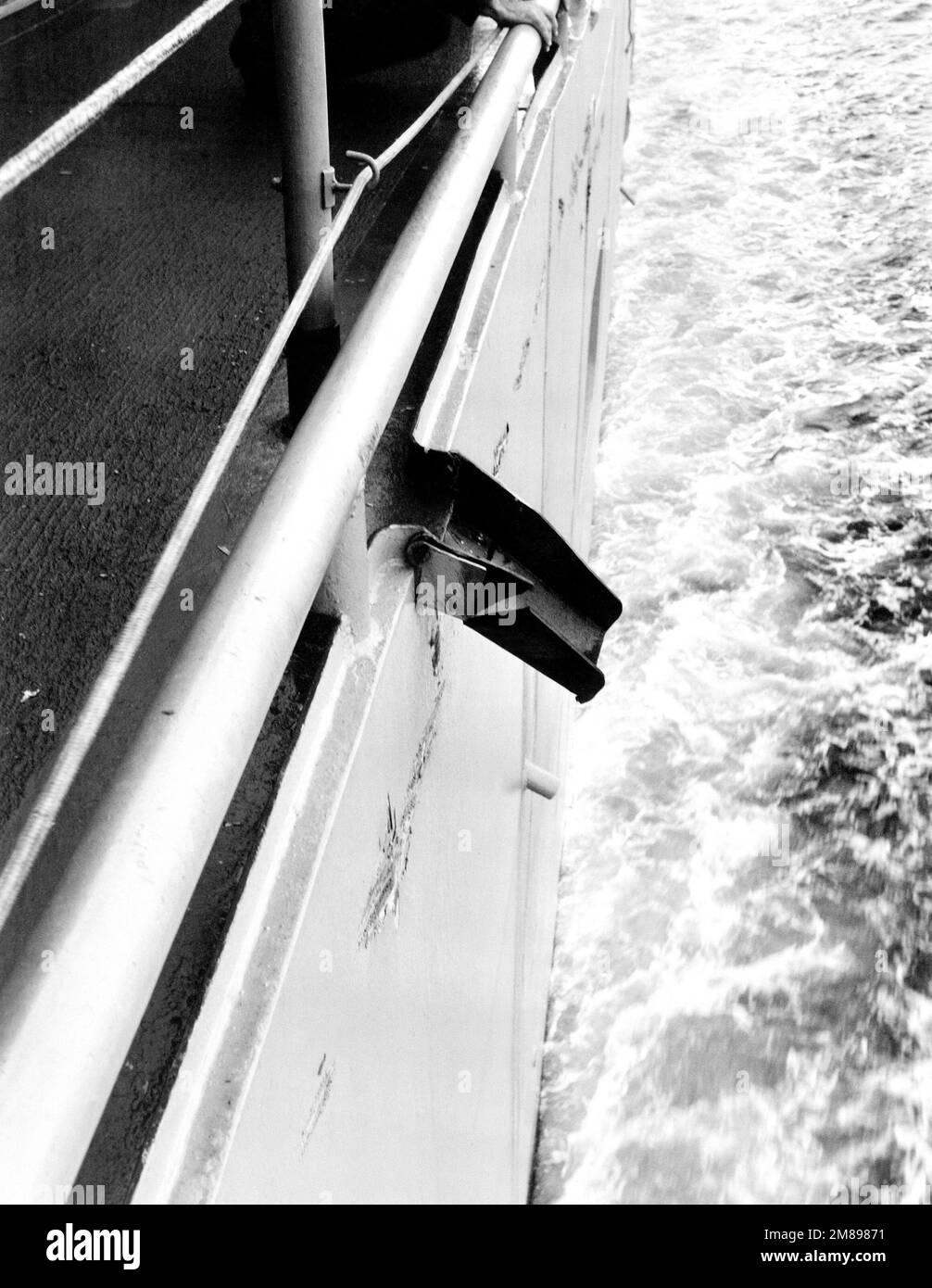 Vista ravvicinata dei danni al quartiere portuale dell'incrociatore missilistico guidato USS YORKTOWN (CG 48) derivanti dalla collisione della nave con la fregata missilistica guidata classe Krivak i sovietica BEZZAVETNY (FFG 811). Lo YORKTOWN esercitava il diritto di libero passaggio attraverso le acque territoriali rivendicate dall'Unione Sovietica per 12 miglia quando si verificò l'incidente. Paese: Mar Nero Foto Stock