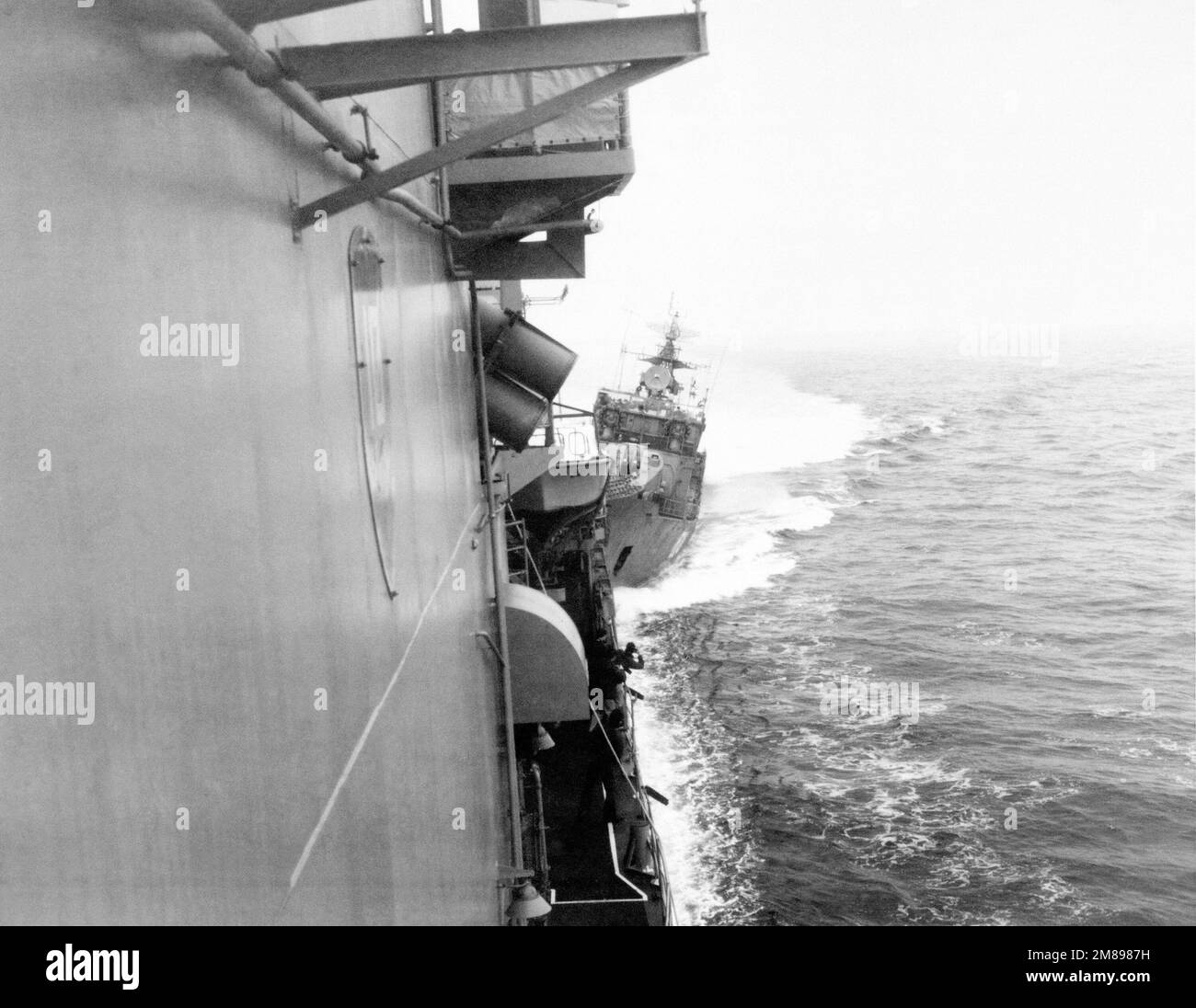 La prua di una fregata leggera di classe Mirka II sovietica (FFL 824) colpisce la poppa del cacciatorpediniere USS CARON (DD 970) mentre la nave americana esercita il diritto di libero passaggio attraverso le acque territoriali di 12 miglia rivendicate dall'Unione Sovietica. Paese: Mar Nero Foto Stock