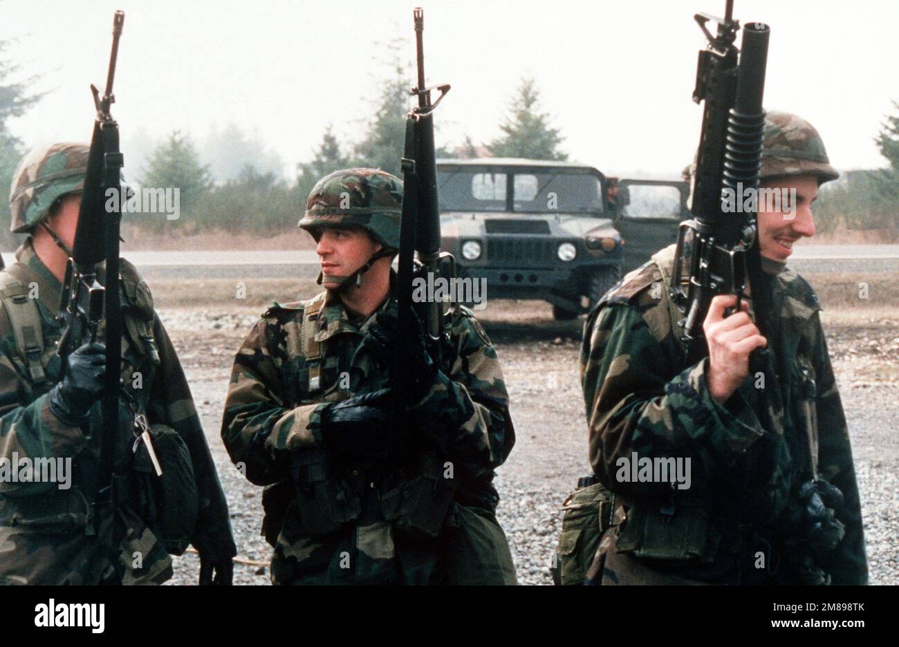 I membri della Divisione fanteria 9th si preparano a partire da un poligono di tiro in seguito all'addestramento delle armi pre-dispiegamento. Le unità della 9th° Divisione Fanteria si recheranno in Corea del Sud per la squadra di allenamento CONGIUNTA sudcoreana/americana SPIRIT '88. Soggetto operativo/Serie: TEAM SPIRIT '88 base: Fort Lewis Stato: Washington (WA) Paese: Stati Uniti d'America (USA) Foto Stock