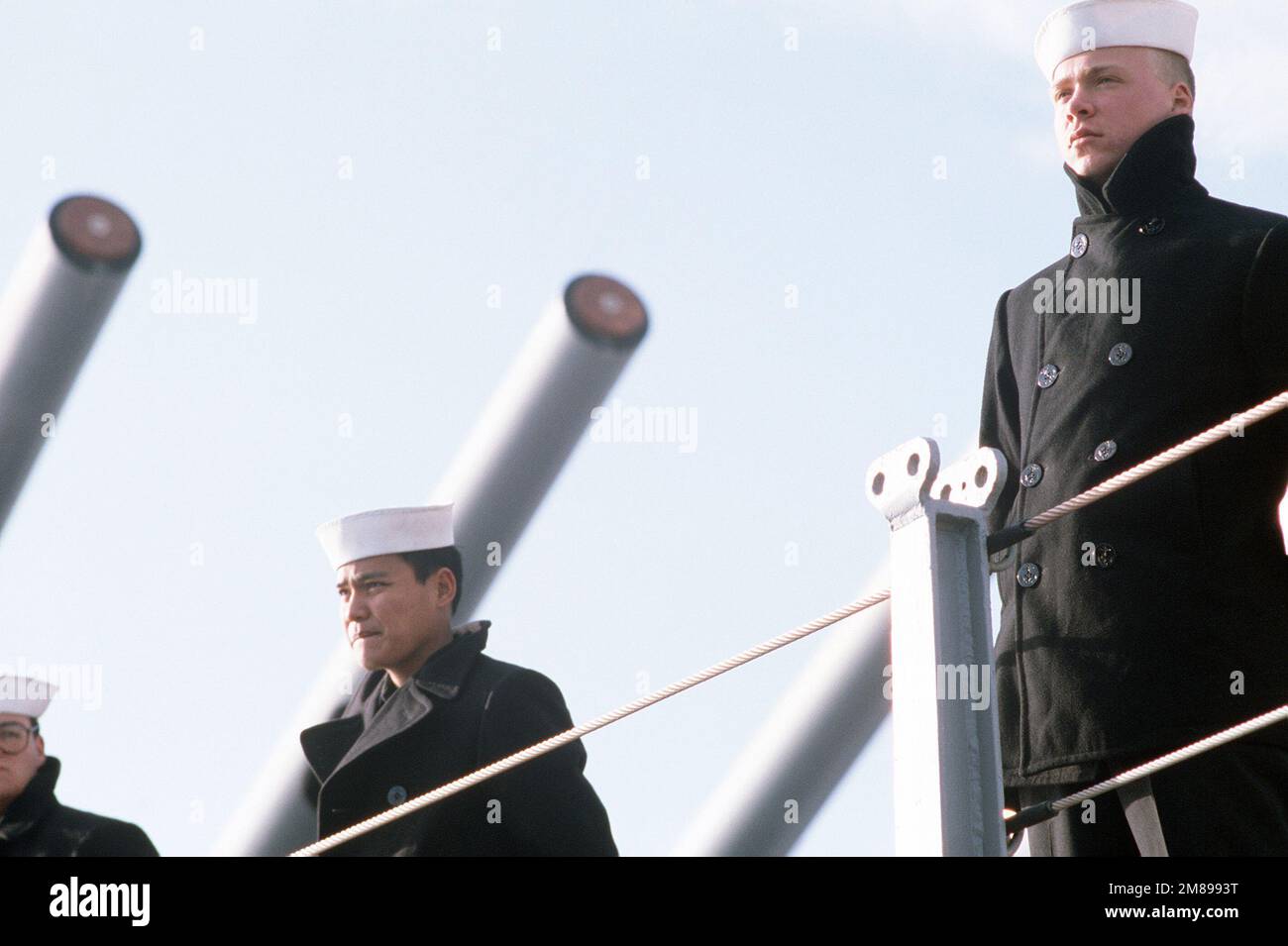 I marinai si avvicinano a uno dei montaggi da 16 pollici/50 pollici a bordo della corazzata USS IOWA (BB 61). Base: Stazione Navale, Rota Paese: Spagna (ESP) Foto Stock