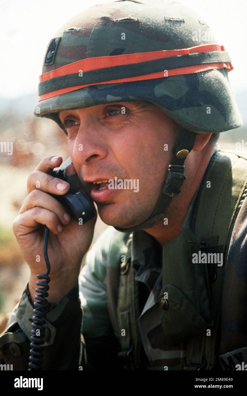 Un sergente plotone utilizza una radio VRC-160 durante l'esercizio Team Spirit '88. Soggetto operativo/Serie: TEAM SPIRIT '88 base: Yangdong Paese: Repubblica di Corea (KOR) Foto Stock