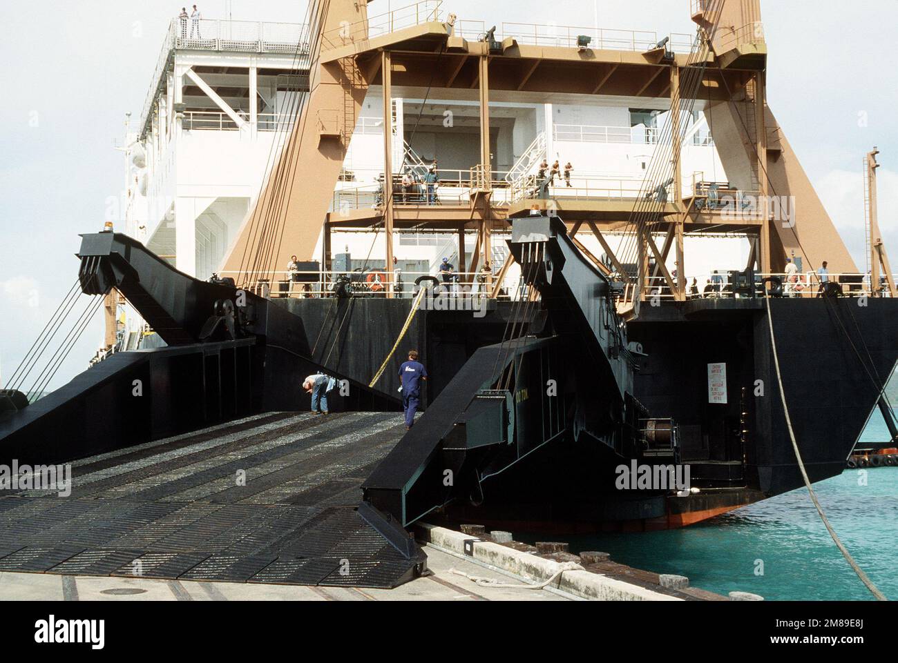 La nave di preposizionamento marittima PFC. EUGENE A. OBREGON (T-AK 3006) è legato al molo dopo aver abbassato la rampa di scarico dei veicoli durante l'esercizio OCEAN VENTURE '88. Soggetto operativo/Serie: OCEAN VENTURE '88 base: NAS, Roosevelt Roads Stato: Puerto Rico (PR) Paese: Stati Uniti d'America (USA) Foto Stock