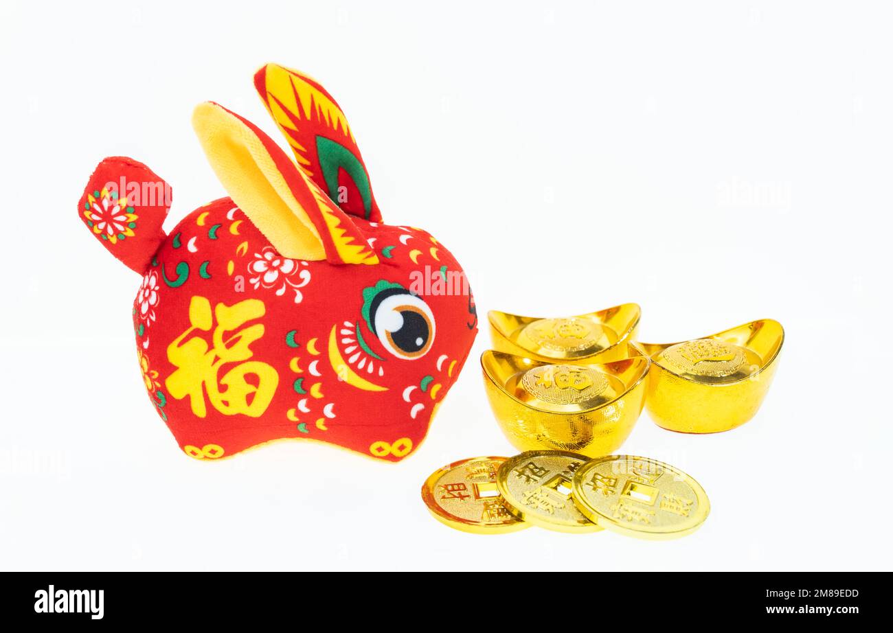 Tradizione cinese panno bambola coniglio, 2023 è l'anno del coniglio, caratteri d'oro cinese traduzione: Buona benedizione per l'anno del coniglio Foto Stock