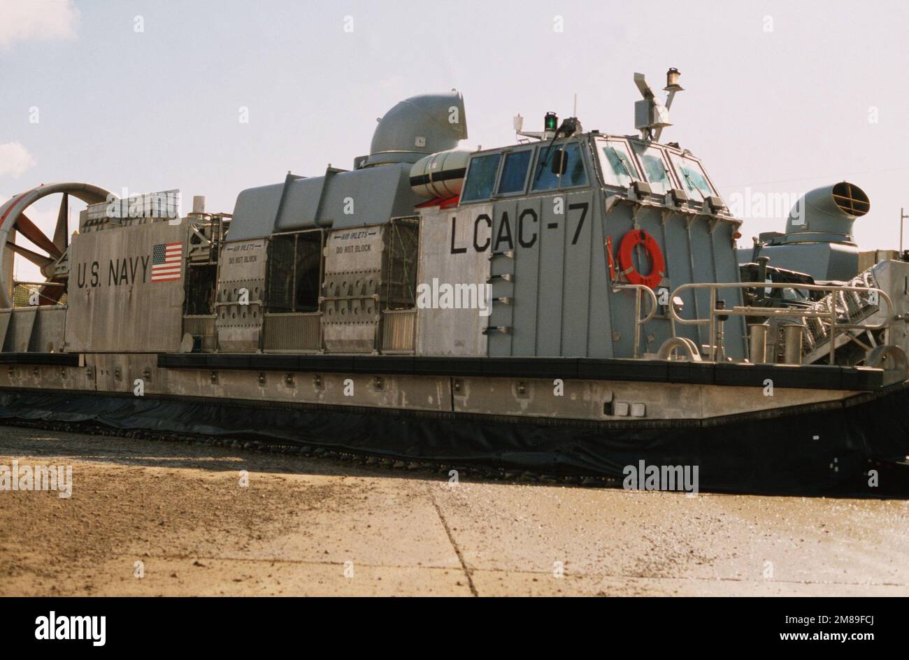 Il velivolo LCAC-7, il suo ponte carico di veicoli, attende sulla spiaggia durante l'esercizio Ocean Venture '88. Soggetto operativo/Serie: OCEAN VENTURE '88 base: NAS, Roosevelt Roads Stato: Puerto Rico (PR) Paese: Stati Uniti d'America (USA) Foto Stock