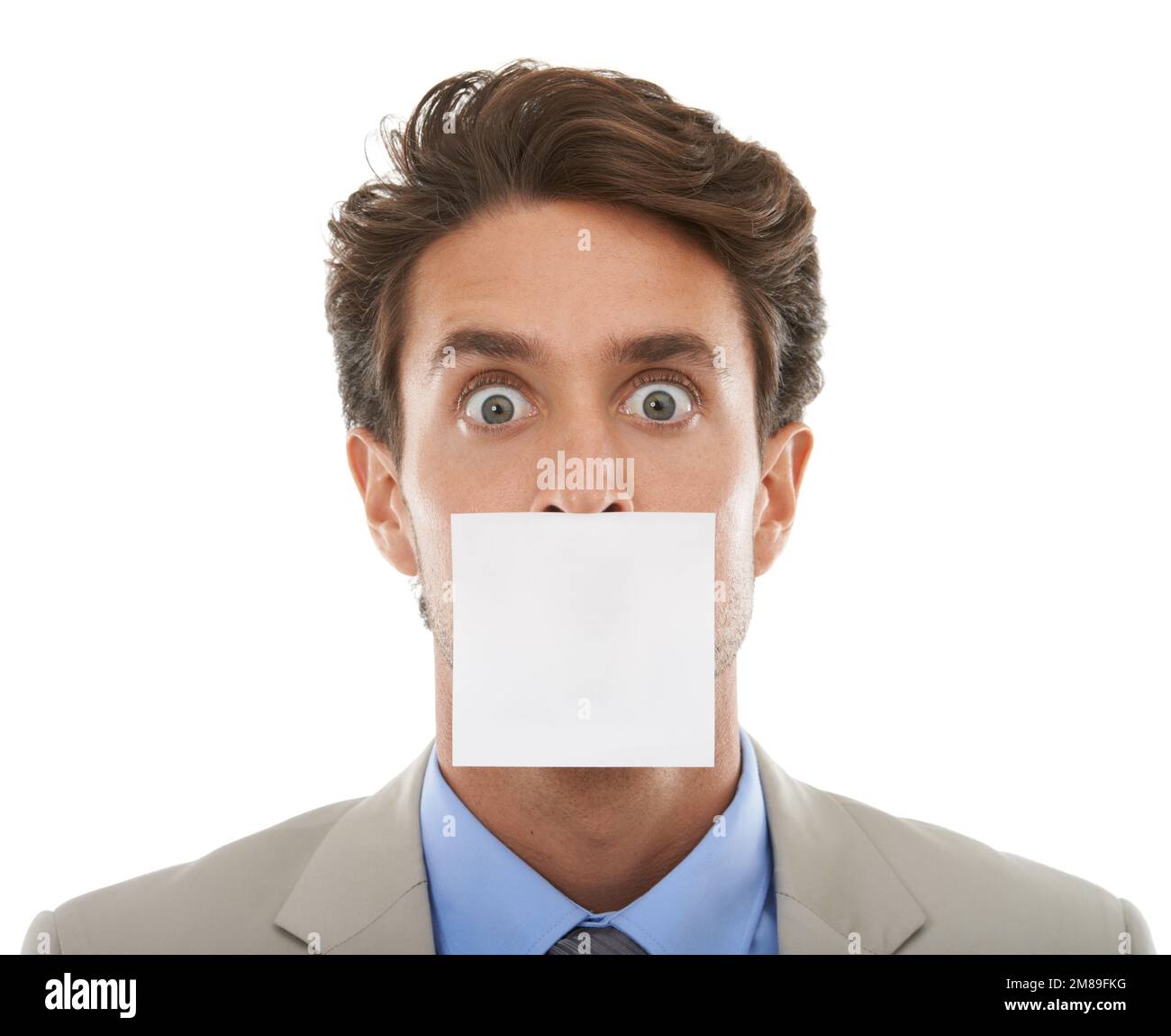 Gagging aziendale. Concept studio ritratto di un giovane uomo d'affari con una nota appiccicosa sopra la bocca isolato su bianco. Foto Stock