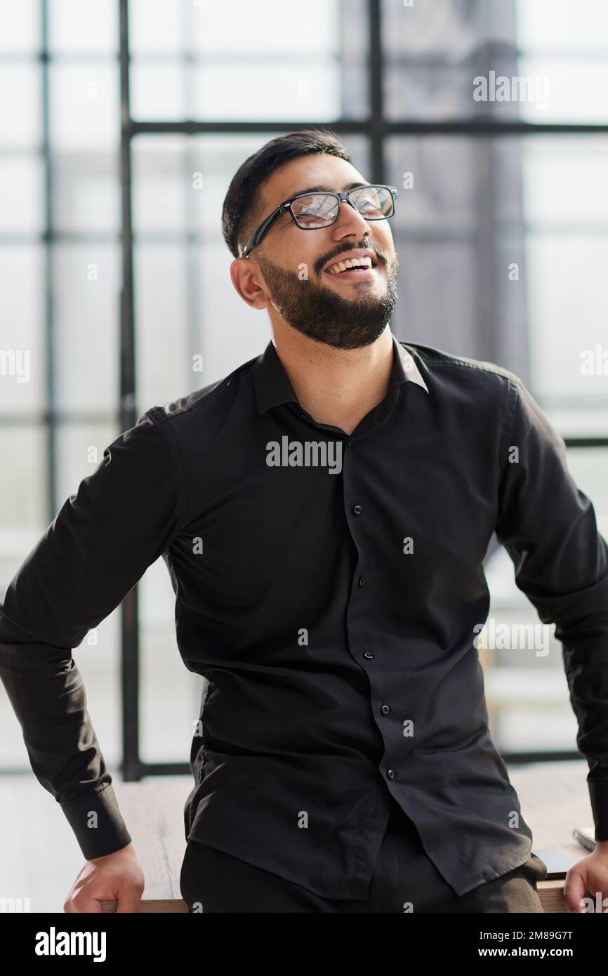 ritratto di un giovane uomo d'affari che sorride Foto Stock