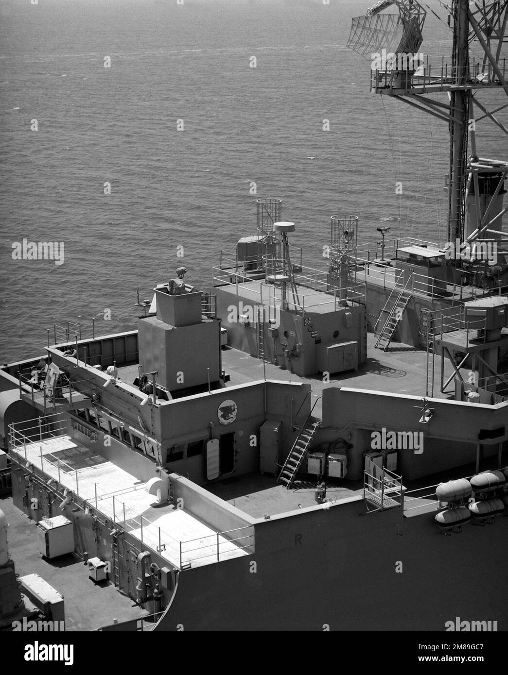 Una vista ravvicinata del molo di trasporto anfibio USS Raleigh (LPD-1) in corso, che mostra l'area del ponte. Paese: Chesapeake Bay Foto Stock