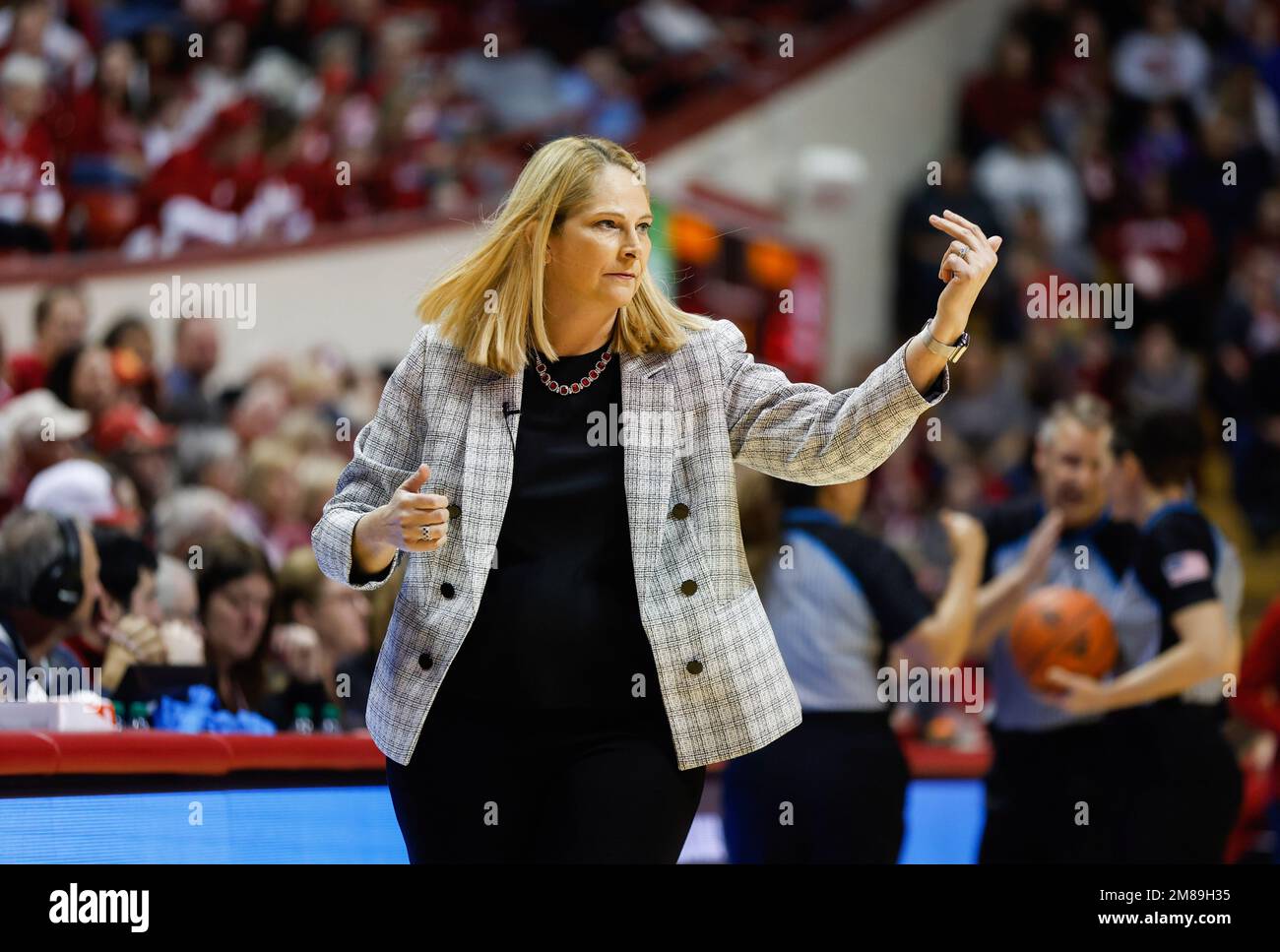 Bloomington, Stati Uniti. 12th Jan, 2023. Brenda Frese, allenatore di pallacanestro femminile del Maryland, si prepara contro l'Indiana University durante una partita di pallacanestro femminile dell'NCAA alla Simon Skjodt Assembly Hall di Bloomington. L'Indiana batte il Maryland 68-61. Credit: SOPA Images Limited/Alamy Live News Foto Stock