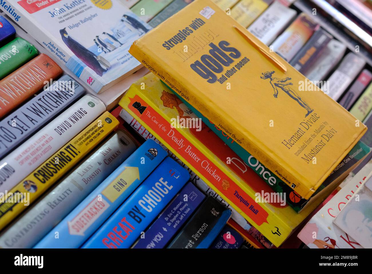 25 dicembre 2022, Pune, India - Stall di libri al mercato locale, ampia varietà di libri in vendita. Foto Stock