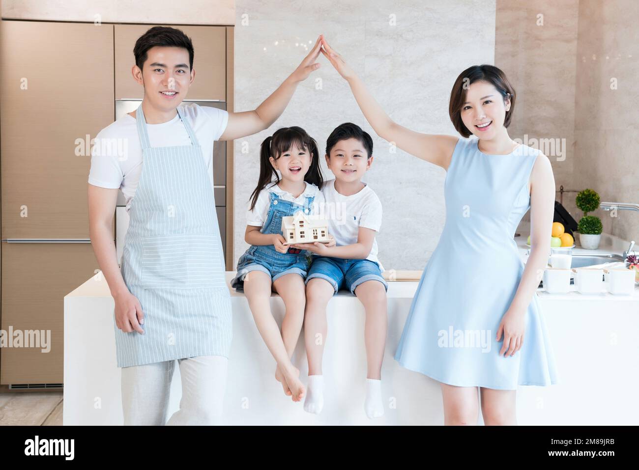 Famiglia felice di quattro cucine in cucina Foto Stock