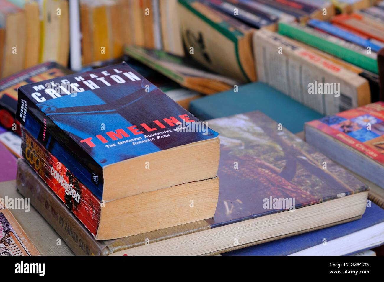 25 dicembre 2022, Pune, India - Stall di libri al mercato locale, ampia varietà di libri in vendita. Foto Stock