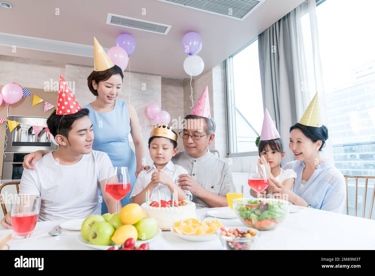 Felice festa di famiglia per festeggiare in cucina Foto Stock