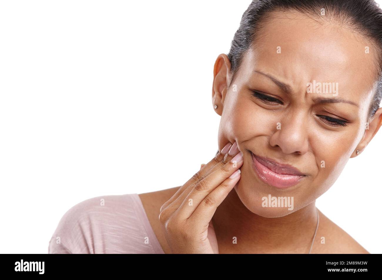 Donna, mano e bocca in dolore da denti di saggezza, chirurgia o emergenza dentale contro uno sfondo bianco studio. Donna isolata che soffre di dolore Foto Stock