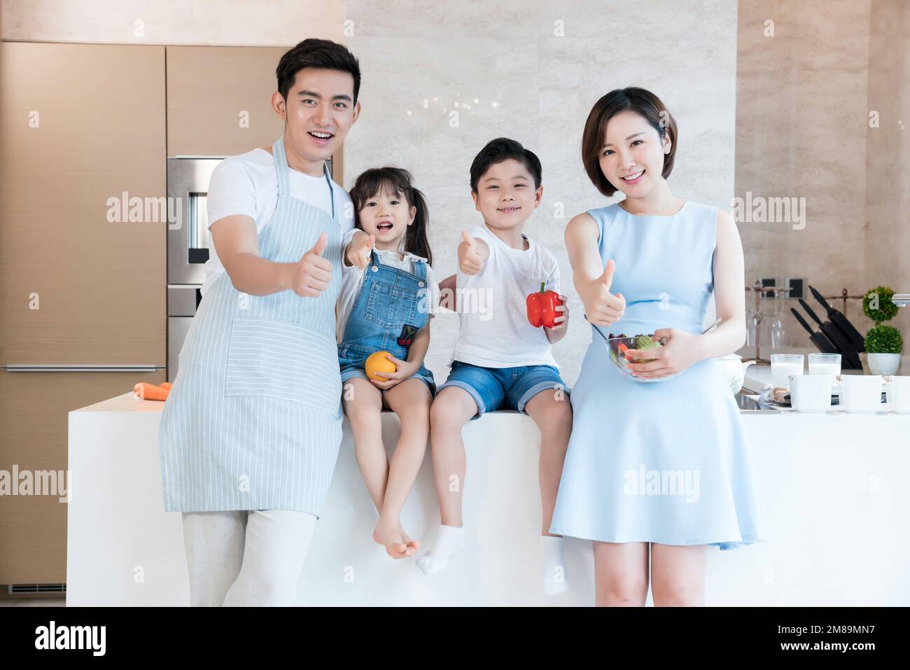 Famiglia felice di quattro cucine in cucina Foto Stock