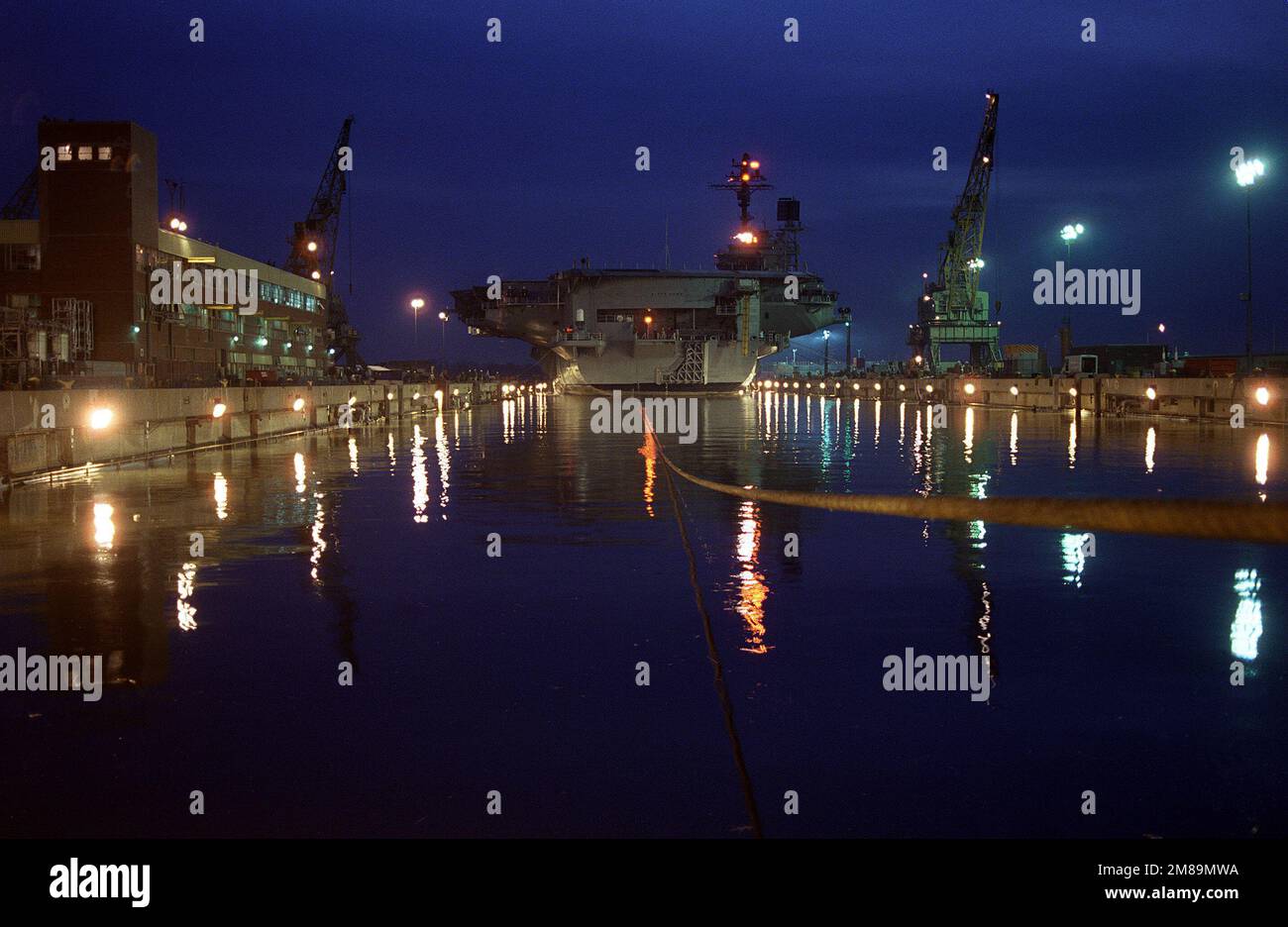 Una vista a poppa della portaerei USS KITTY HAWK (CV-63) posizionata in una banchina di carico per un programma di estensione della vita utile (SLEP). Base: Philadelphia Stato: Pennsylvania(PA) Paese: Stati Uniti d'America (USA) Foto Stock