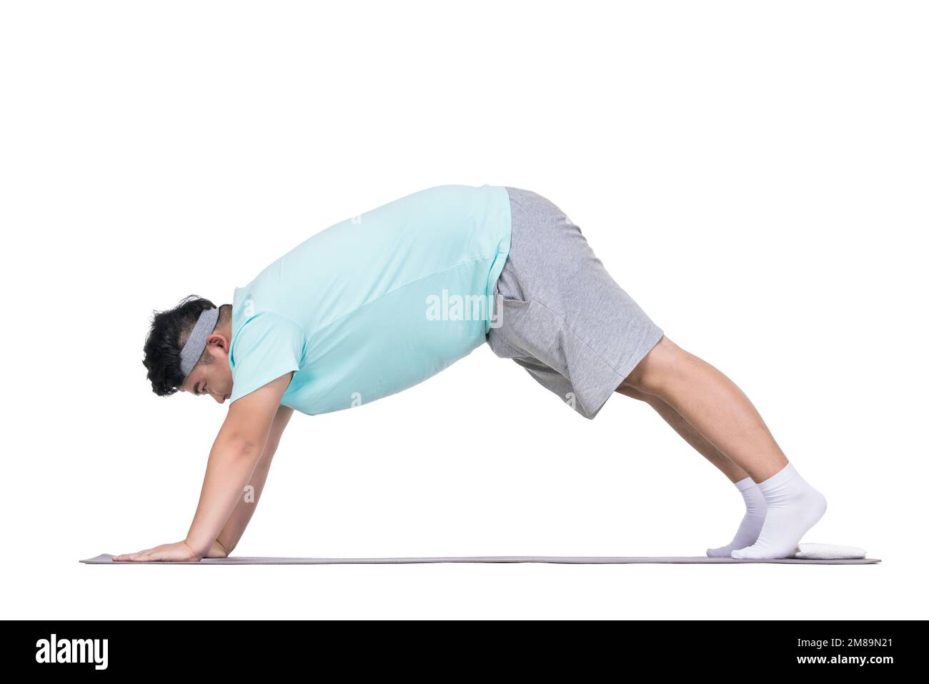 Giovani uomini grassi che fanno yoga Foto Stock