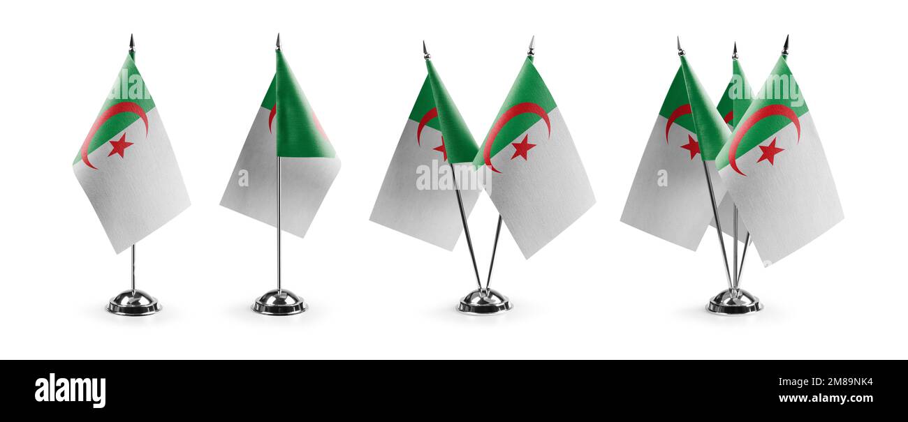 Piccole bandiere nazionali dell'Algeria su sfondo bianco. Foto Stock