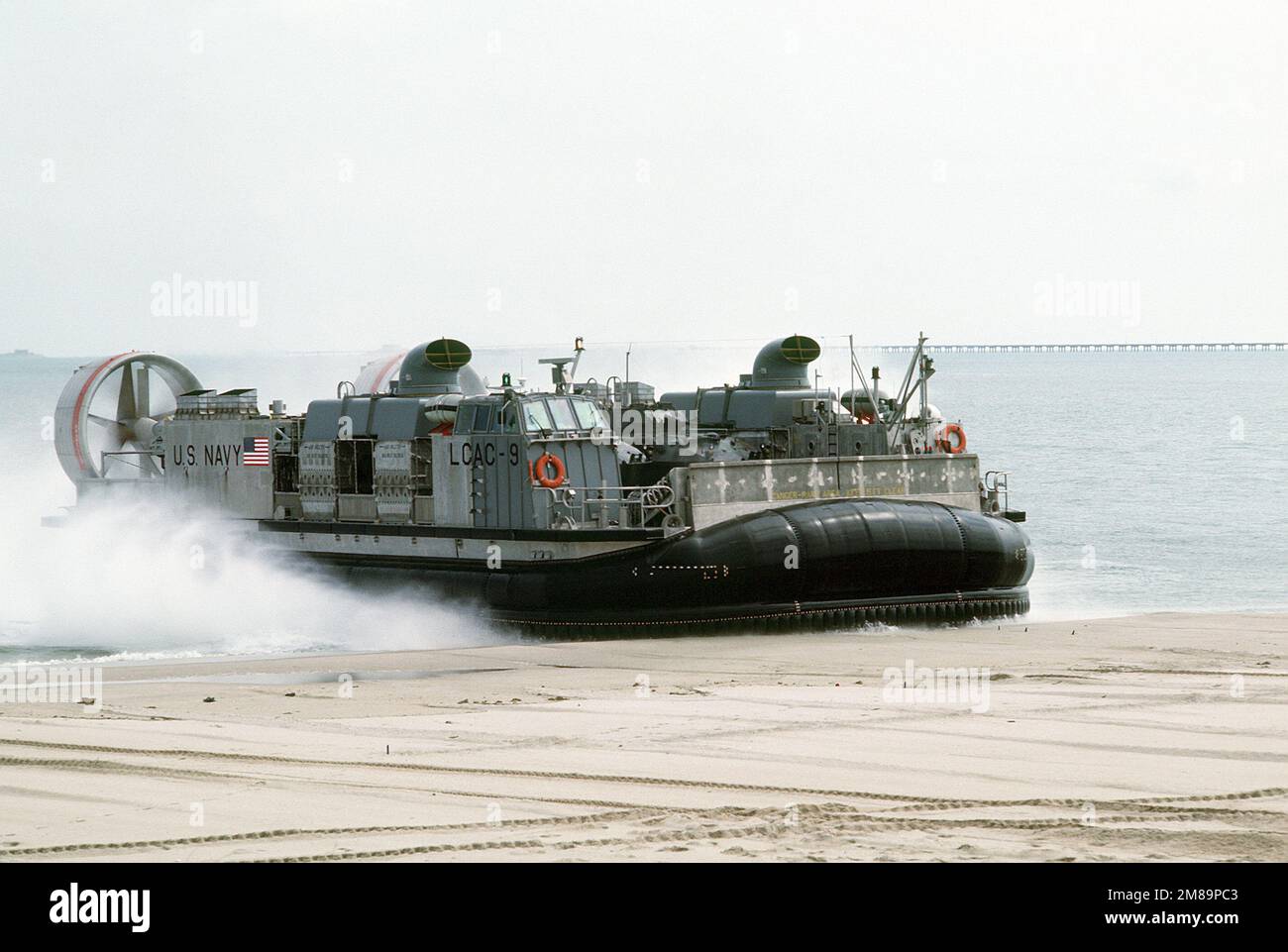 Base navale anfibia. Assault Craft Unit 4, un velivolo con imbottitura aerea LCAC-9 arriva a riva dalla nave portuale USS PENSACOLA (LSD-38) durante una manifestazione anfibia per la 14th° Conferenza navale interamericana. Base: Naval Amphib base, Little Creek Stato: Virginia (VA) Paese: Stati Uniti d'America (USA) Foto Stock