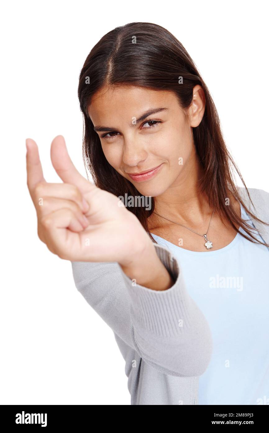 Donna, ritratto e mano per la pubblicità formato, spazio e piccolo mockup con un sorriso in studio. Modello femminile in studio che mostra le dita o segno per la scala Foto Stock