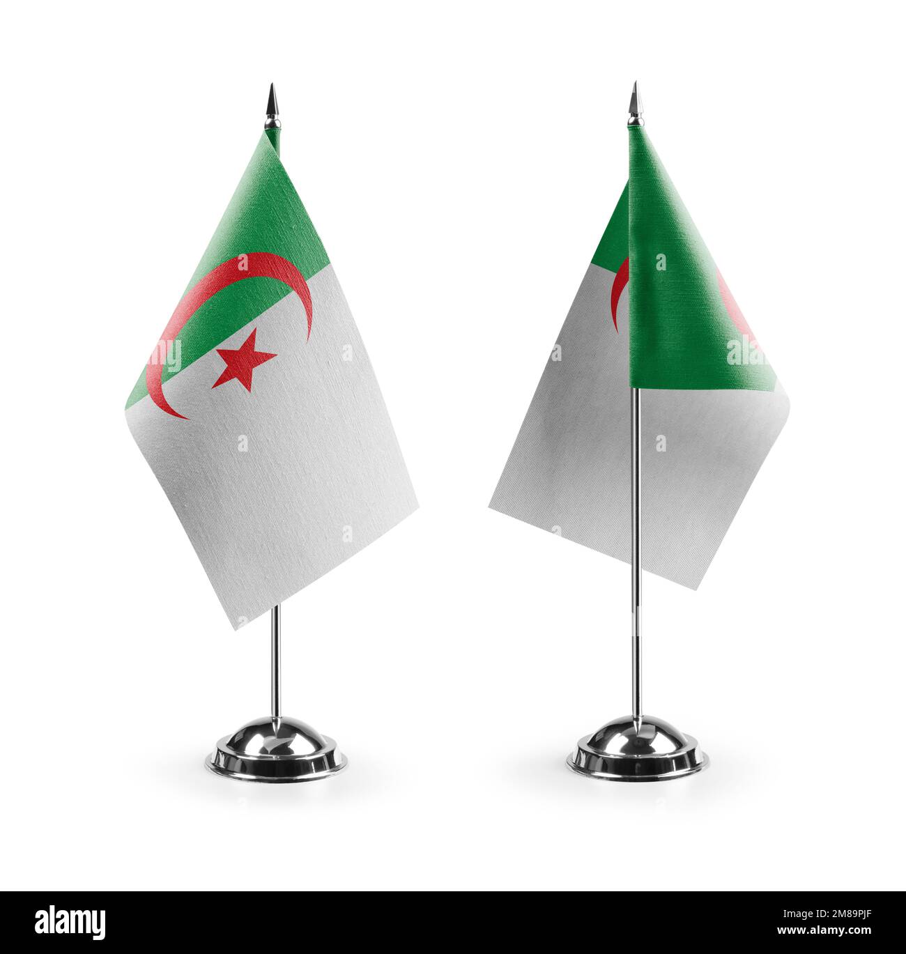 Piccole bandiere nazionali dell'Algeria su sfondo bianco. Foto Stock