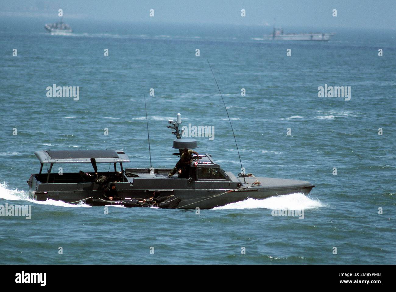 I membri del team Sea-Air-Land (SEAL) salgono a bordo di una barca d'assalto in gomma da un'imbarcazione SEAFOX DURANTE una dimostrazione anfibia per la 14th° Conferenza navale interamericana. Base: Naval Amphib base, Little Creek Stato: Virginia (VA) Paese: Stati Uniti d'America (USA) Foto Stock