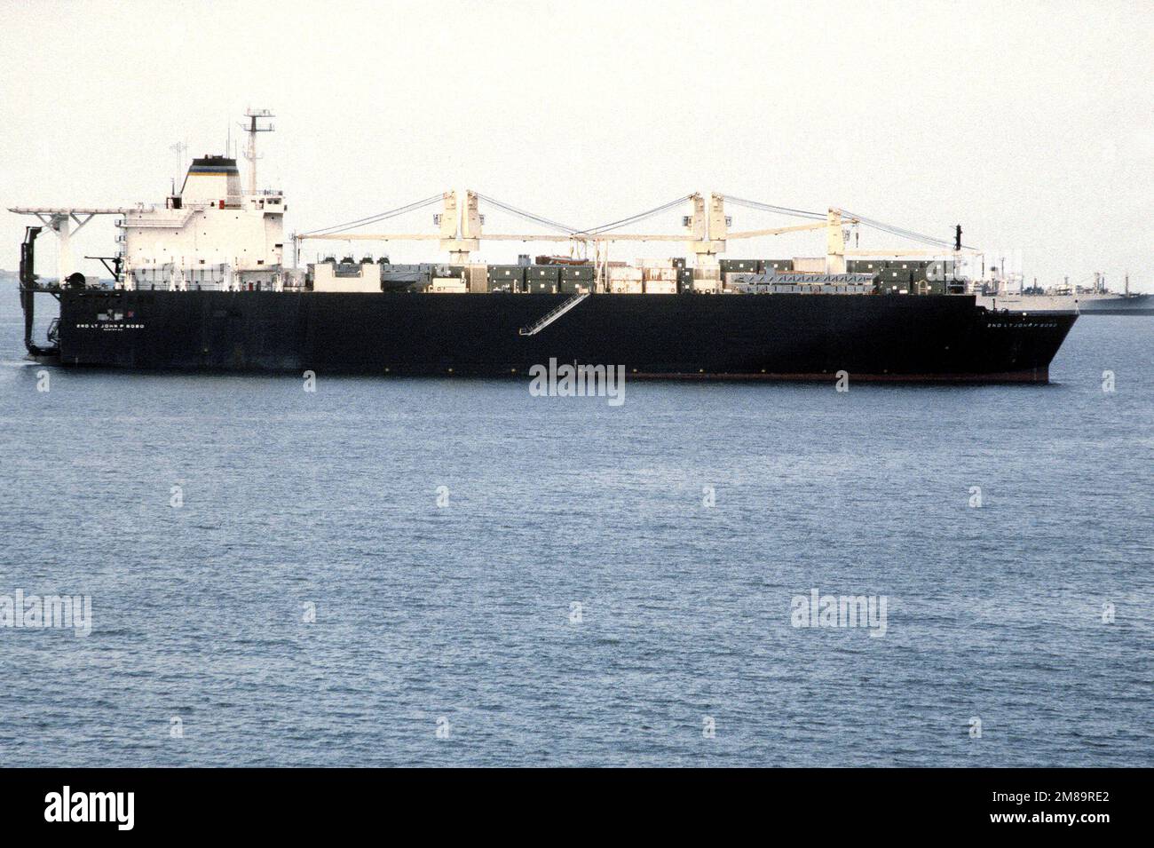 Una vista a dritta della nave di preposizionamento marittima 2nd LT. JOHN P. BOBO (T-AK 3008) DURANTE L'ESERCIZIO OCEAN VENTURE '88. Soggetto operativo/Serie: OCEAN VENTURE '88 base: NAS, Roosevelt Roads Stato: Puerto Rico (PR) Paese: Stati Uniti d'America (USA) Foto Stock