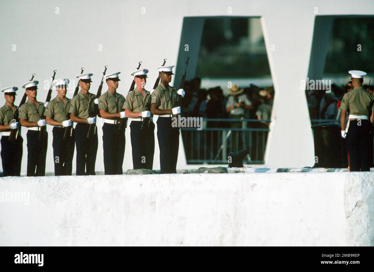 Una festa di fuoco del corpo dei Marine partecipa a un'osservanza del Memorial Day presso l'USS ARIZONA Memorial. Base: Naval Station, Pearl Harbor Stato: Hawaii (HI) Paese: Stati Uniti d'America (USA) Foto Stock